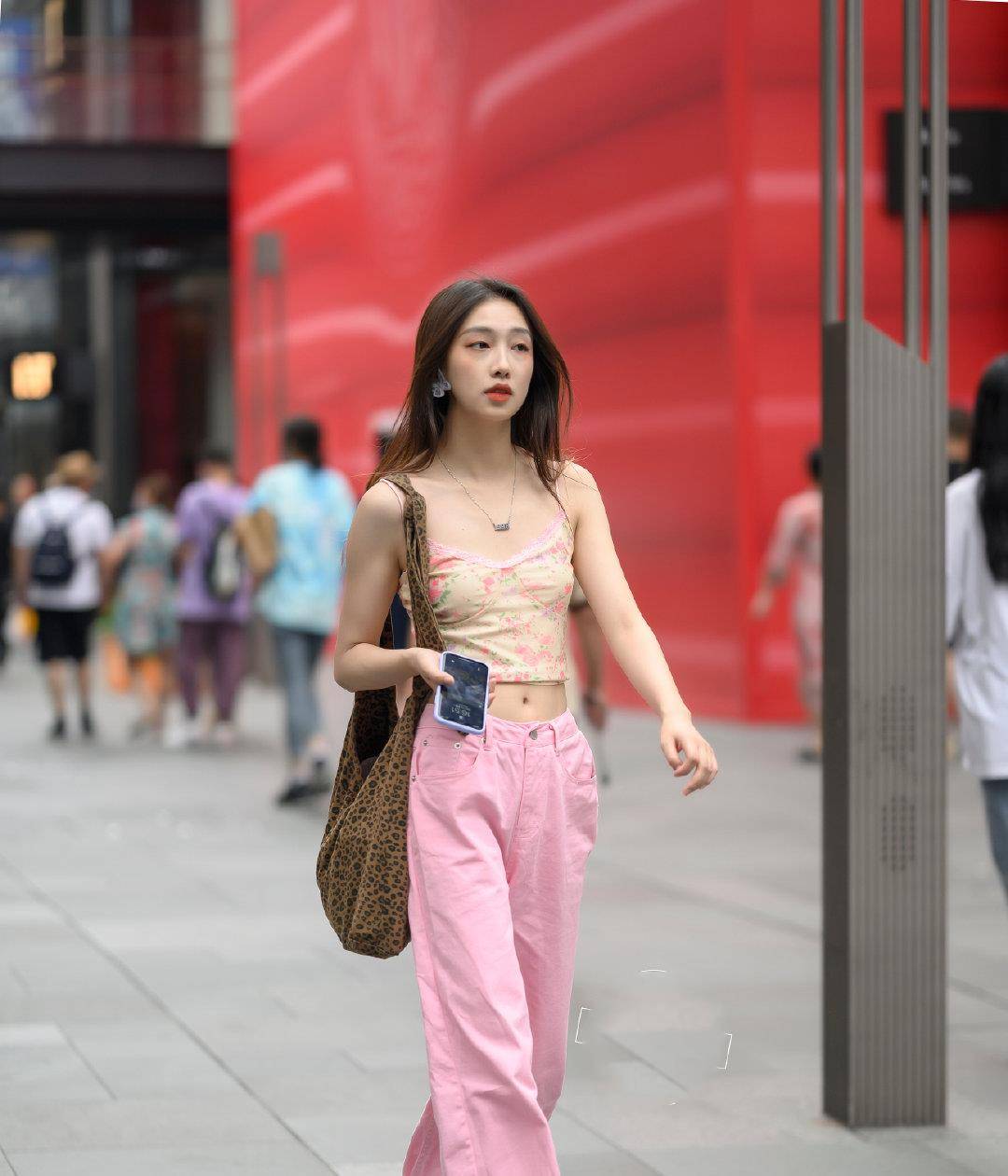 女孩子|长裤穿搭不一定时尚，上衣搭配很重要，大胆的选择 才高挑