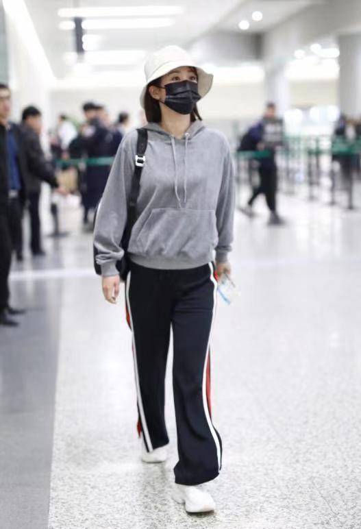 卫衣|杨紫私服比礼服造型更减龄，灰色卫衣配阔腿裤休闲舒适，青春靓丽