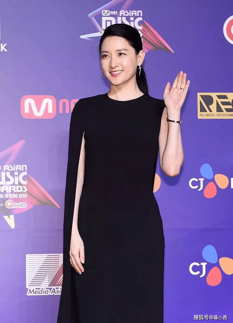 显得|“李英爱”根本无需刻意打扮,简单穿衬衫配锥形裤,就自带高级感