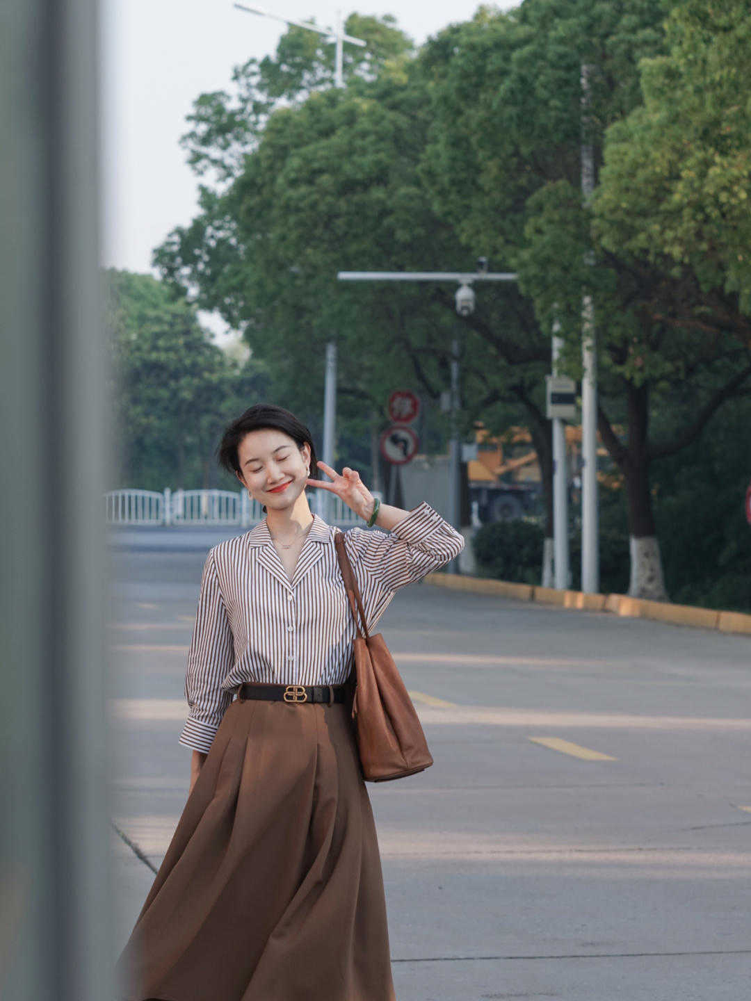 显得|精致的女人自带气场，针织衫配半身裙，女人30岁一样可以很高级
