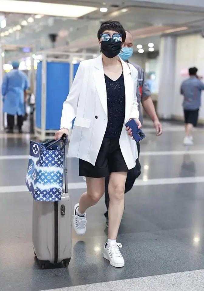 经典|58岁张凯丽比年轻人会穿，拎2万包配短裤打扮洋气，哪像奶奶辈