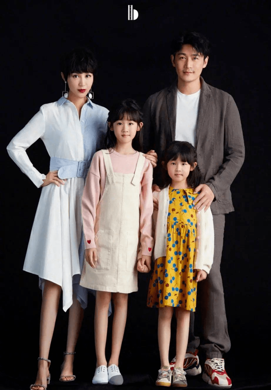 鲍蕾|陆毅带娇妻鲍蕾亮相活动，穿毛绒绒外套搭配修身连衣裙，性感魅力