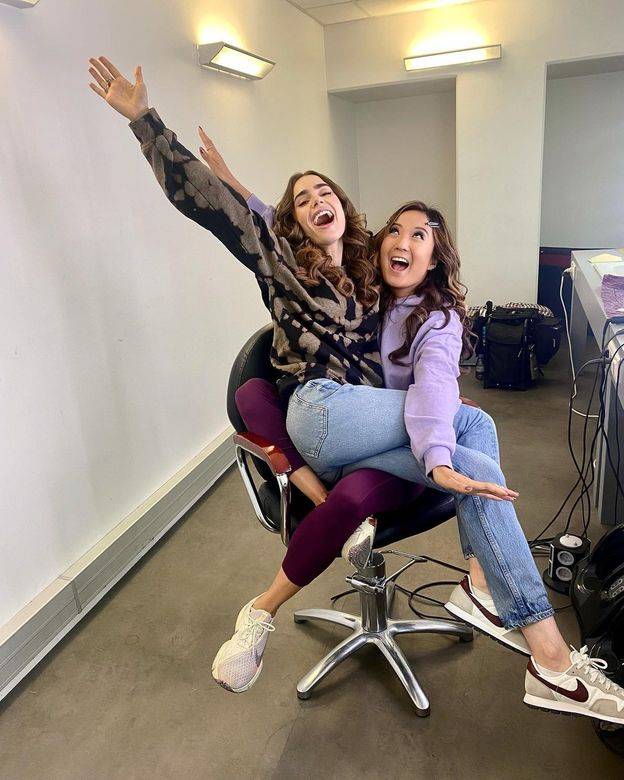 Collins|Lily Collins《 Emily in Paris2》穿什么?第二季剧情造型抢先看