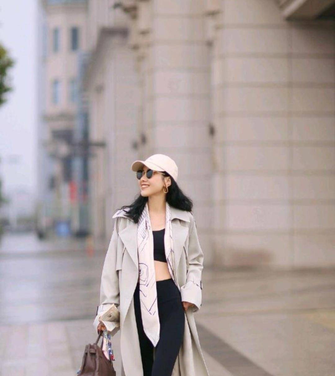 同时又|不要再穿过时外套了，如今流行穿风衣，这么穿让你时尚又好看