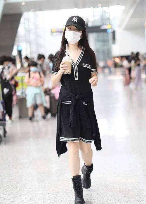 材质|杨钰莹气质太好了，穿“半透明”衬衫裙优雅活力，这状态哪像50岁