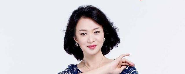 发型|43岁刘涛状态真好！戴荷叶边发箍像20多岁小姑娘，甜美又可爱
