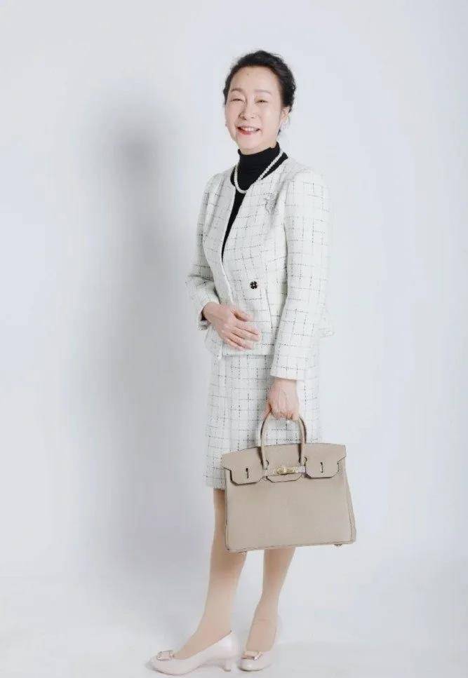 黑色|穿黑裙戴佛珠的奚美娟，优雅又精致，完美诠释“简约高级感”