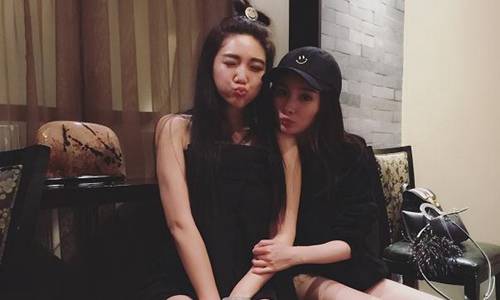 杨幂闺蜜是少女幂认识了十几年的圈外好友,名字叫做猫姐,杨幂"小狐狸"