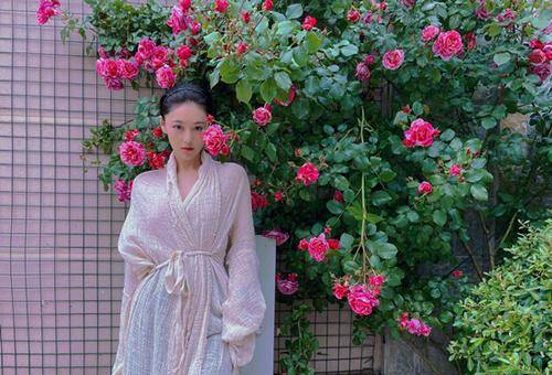 身材|张馨予下稻田当“农妇”，穿毛线裙雨靴体验乡间风情，腿上没泥太真实