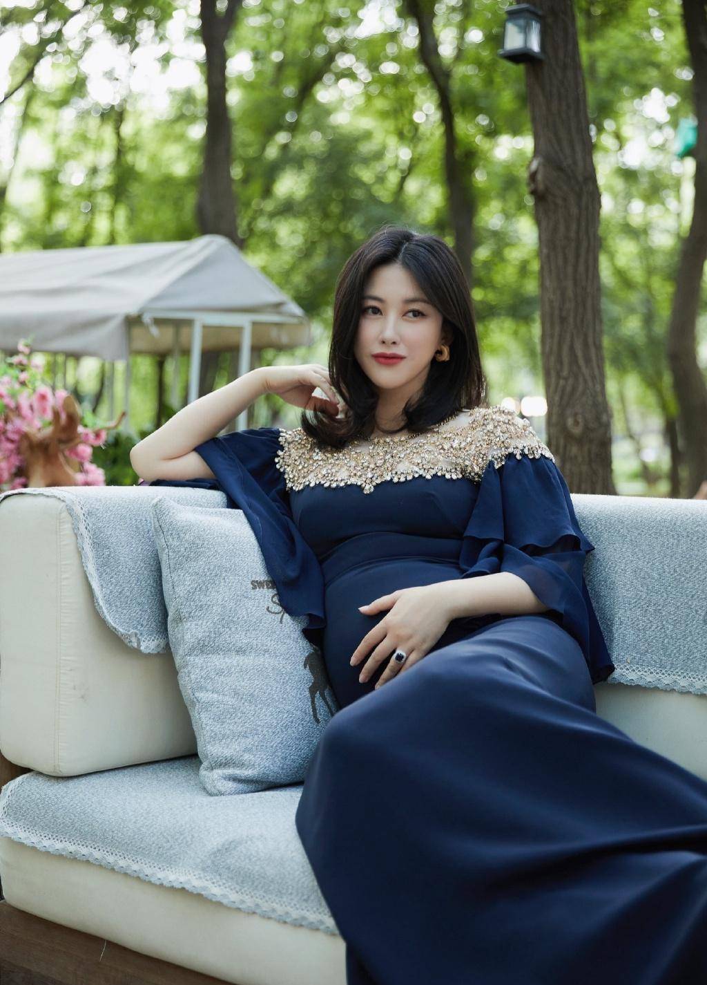 曲线|朱珠长相标致耐看，熟女曲线穿深色长裙，加点亮片更添高级感