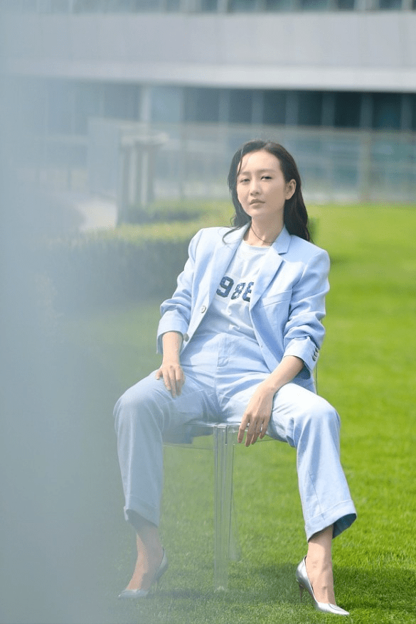 王鸥|原来王鸥也有这么帅气的一面，西装搭配短袖，又美又飒好有魅力