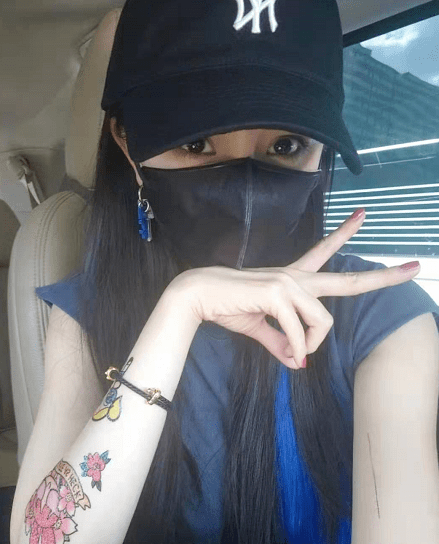 杨幂|杨幂真是带货达人!同款小女警纹身贴大火,学刘诗诗姿势拍照超萌