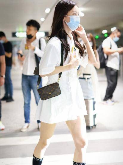 曲线|金晨真是瘦过头，纸片身材穿衬衫玩下衣消失，双腿曲线也太细了