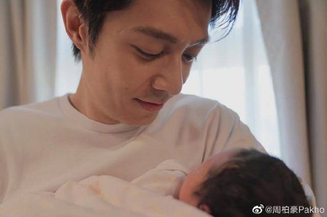 生下|香港男星周柏豪官宣喜讯，称妻子生下二胎儿子，凑成“好”字！