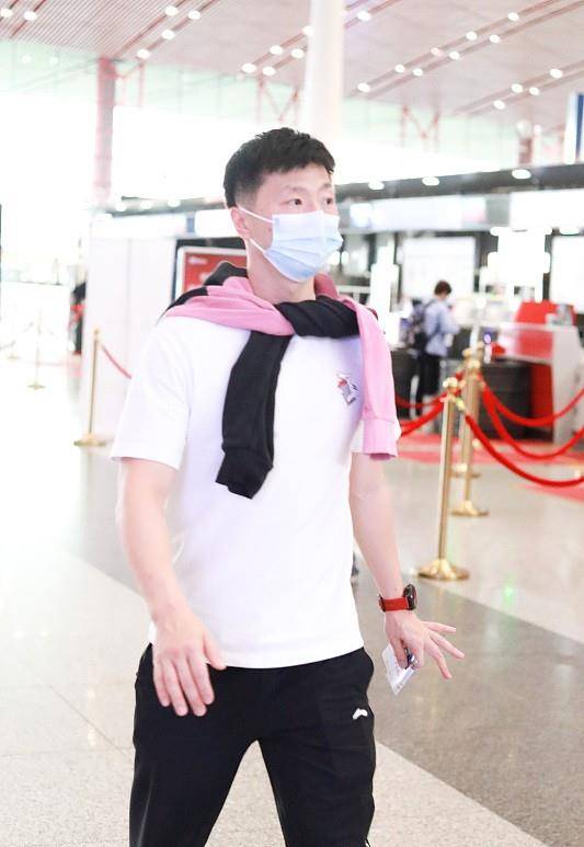 个性|马龙看起来“呆呆的”，身穿T恤还挺帅，真有“衣服架子”的感觉