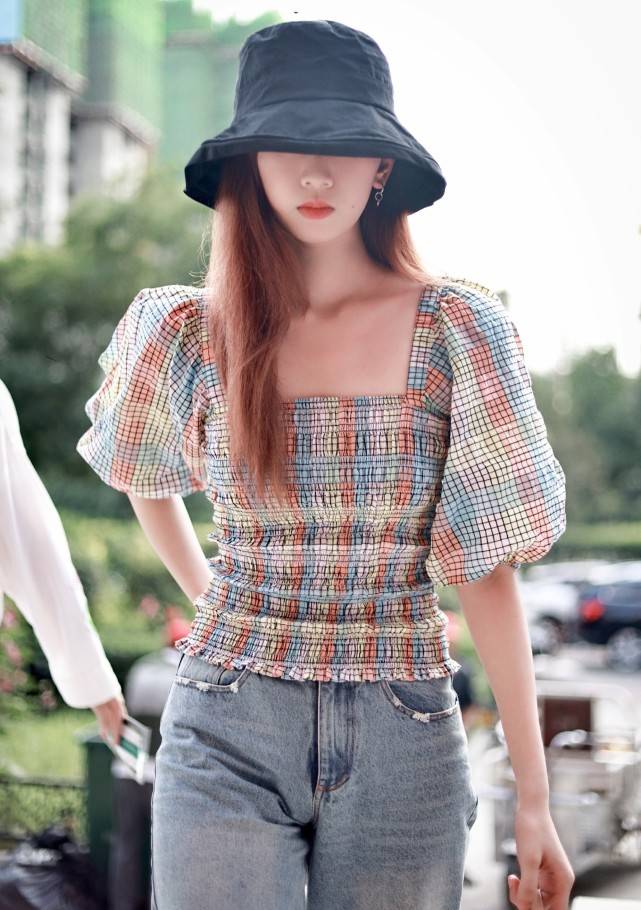 都能|爱了刘令姿的私服，一字条纹衬衫尽显高级感，配牛仔裤很帅酷