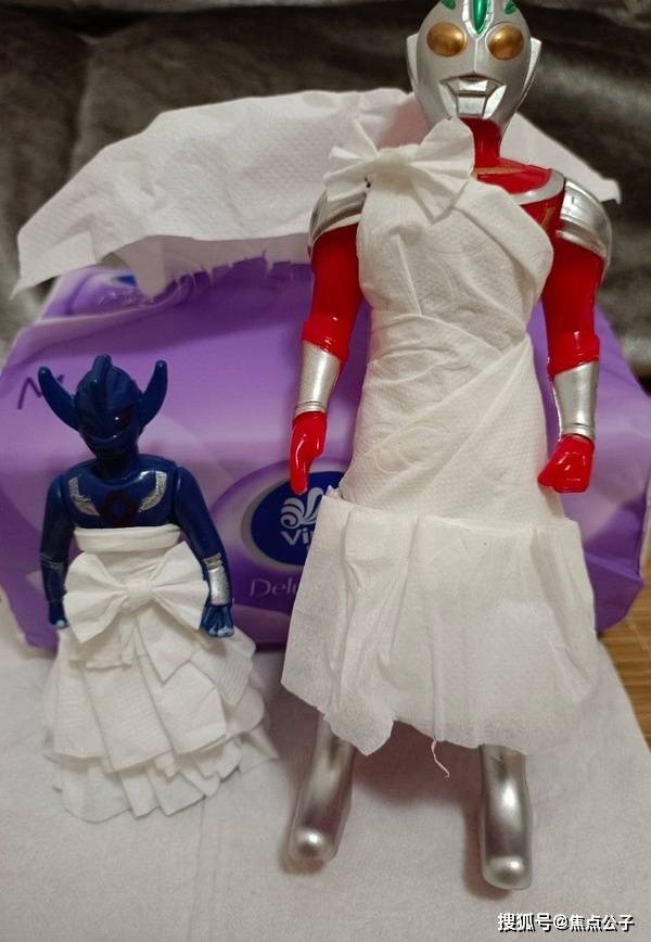 网友|人均高级设计师？蔡徐坤粉丝用纸巾做婚纱，追星也要内卷了吗？