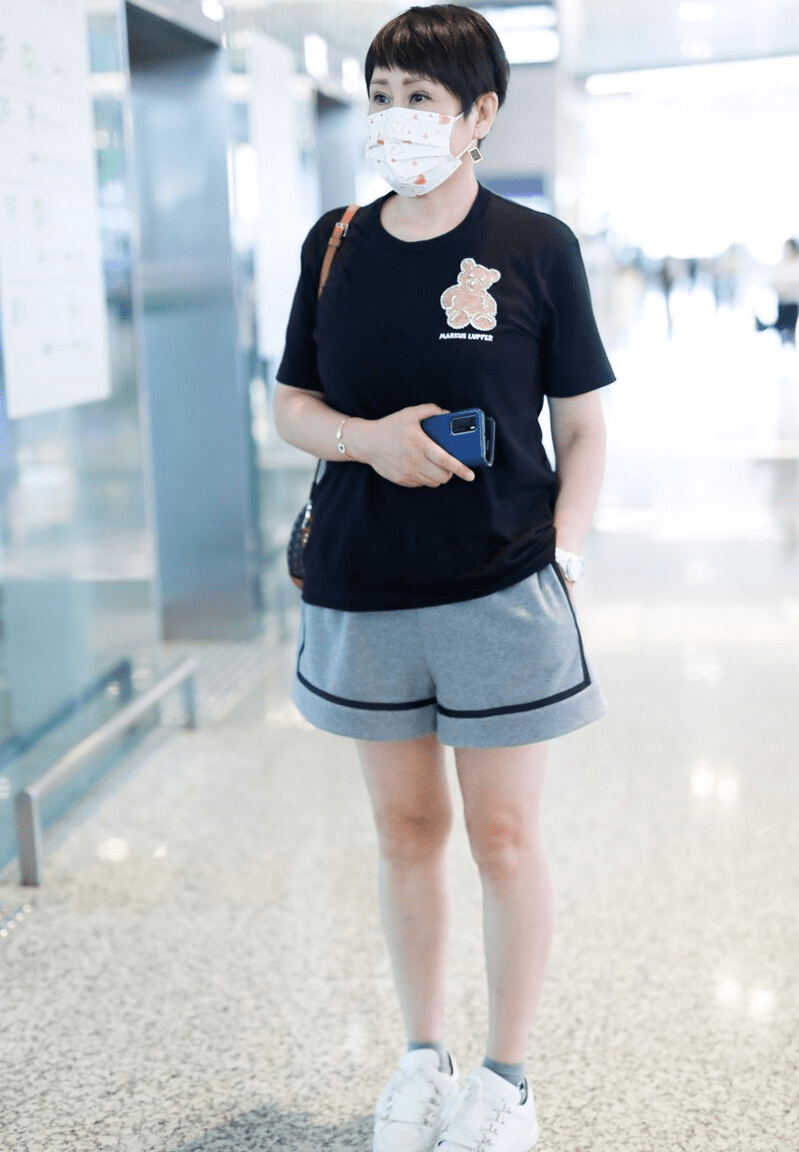 身材|年近60岁的张凯丽真敢穿，又穿“短裤”走机场，状态比年轻人好