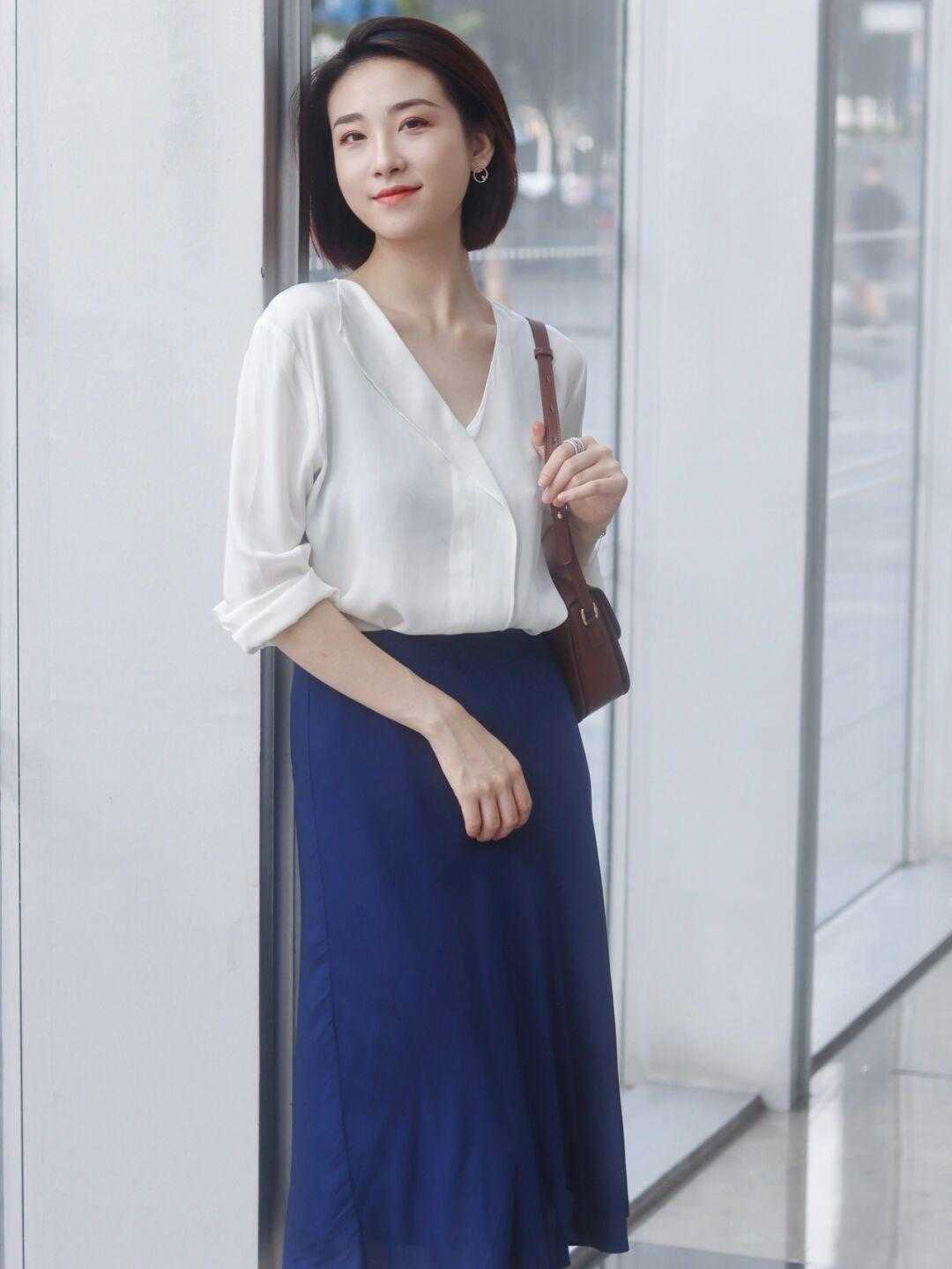 颜色|文静简约成熟的搭配，适合上班穿，也适合出门逛街，百搭不挑人哦