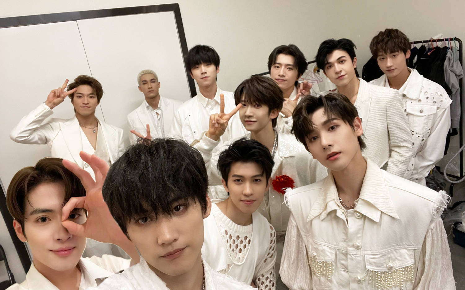 818晚会4大偶像团撑场时代少年团新歌首秀into1炸场the9圈粉