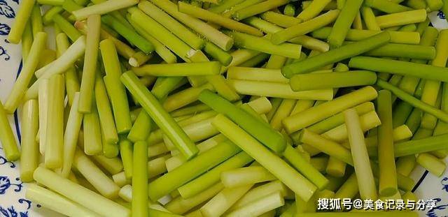 如何种植蒜苗操作方法 261a36c230d14515aca05eb6110158f8.jpeg