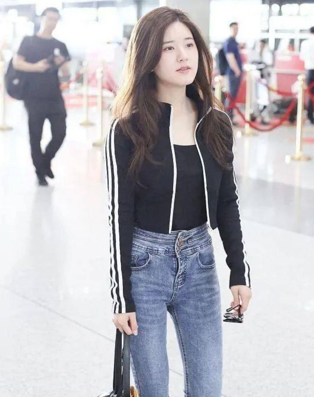 赵露思|赵露思是颜值天花板,穿短款外套配紧身牛仔裤,掩盖不住明星气质