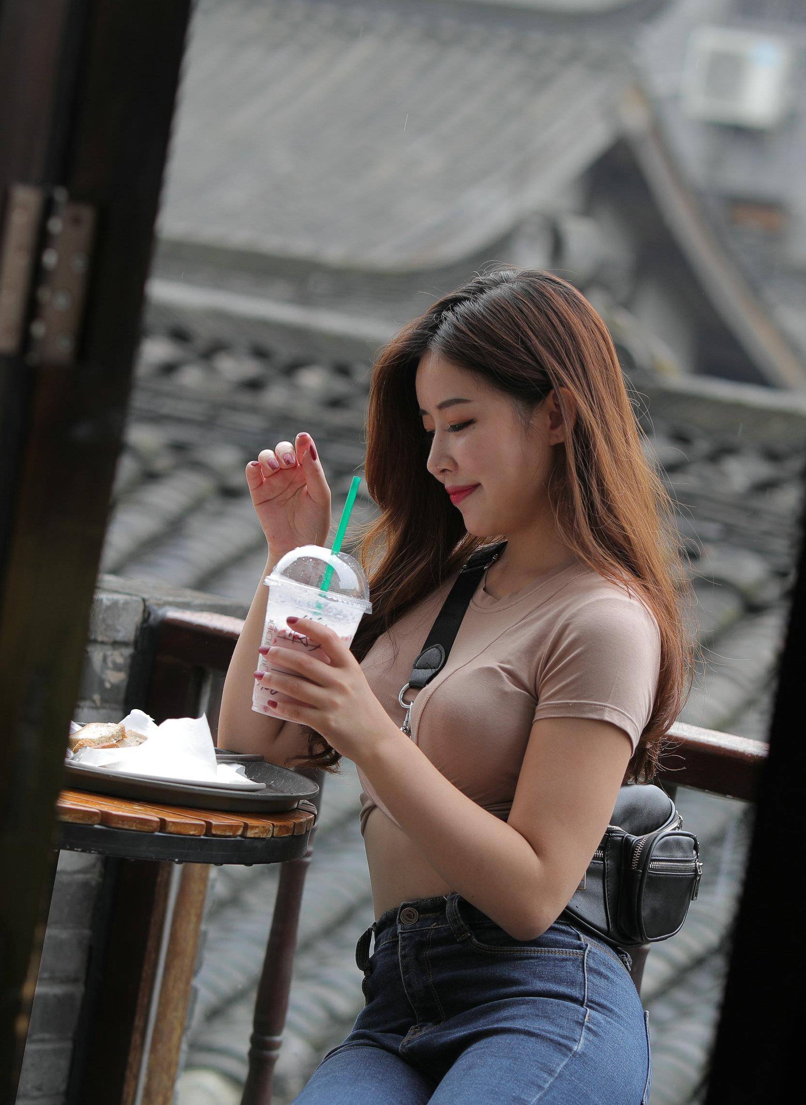个性|女生的洋气穿搭，开口喇叭裤配短袖衫，穿出夏季潮流的美