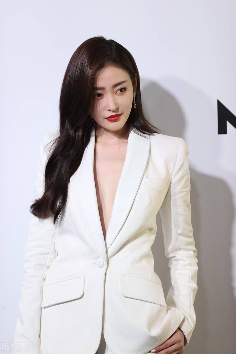 黑色|女神张天爱不仅颜值身材绝佳，穿搭风格也是百变且养眼