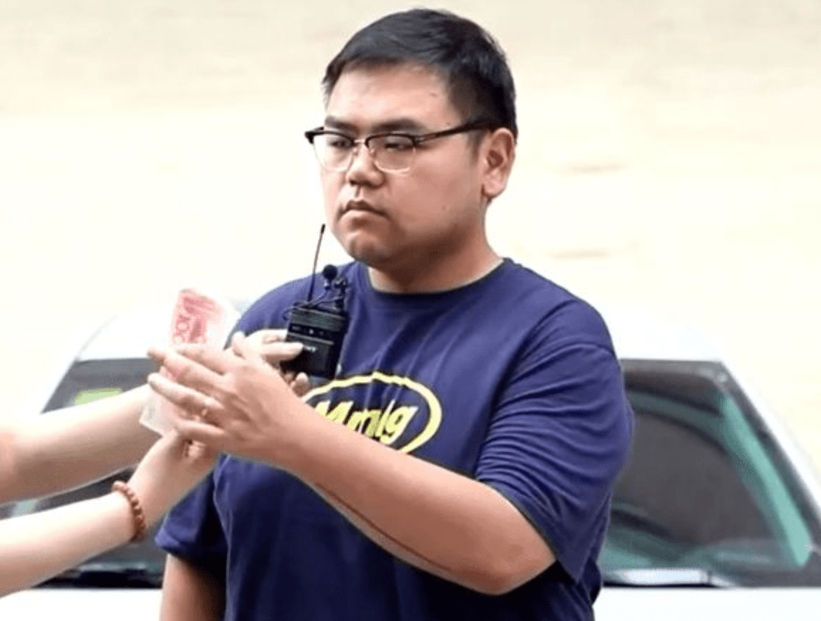 评人"区长"凭借着"不接受汽车厂家充值,敢说真话"的风格,在"毒辣车评"