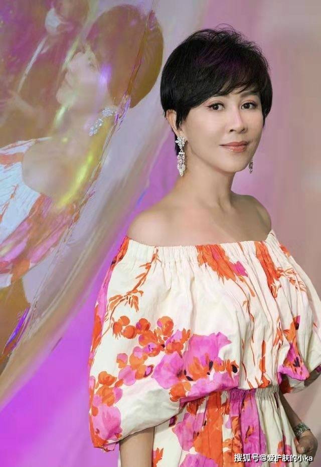 一身|一线明星气势就是足，刘嘉玲一身亮片裙气场十足，55岁保养得真好