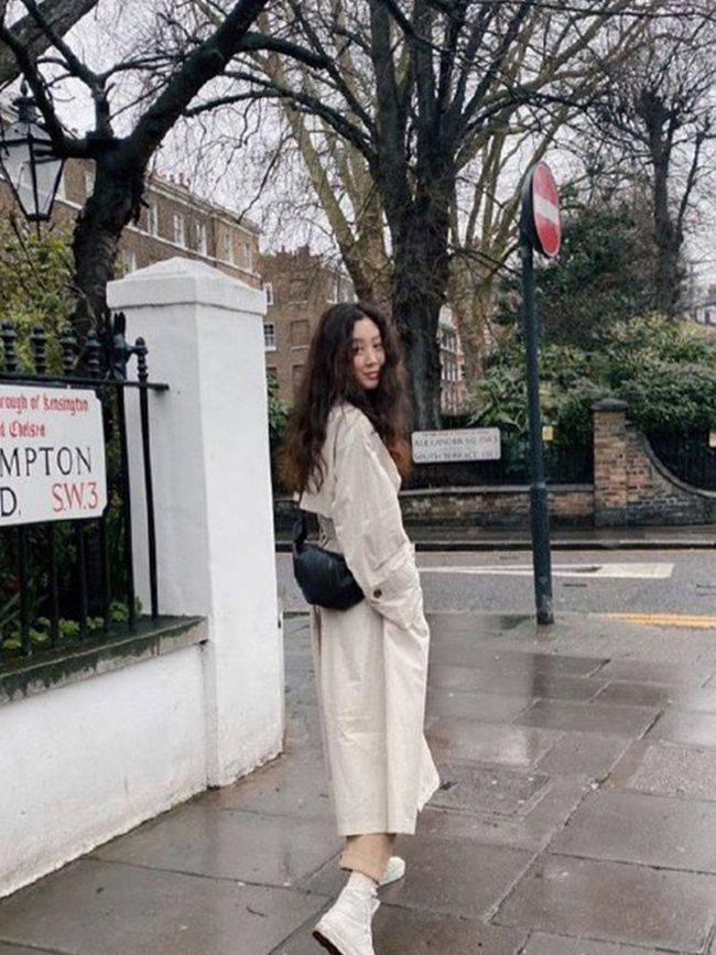 显高|郑丽媛米色风衣配碎花裙，画风舒适太治愈！