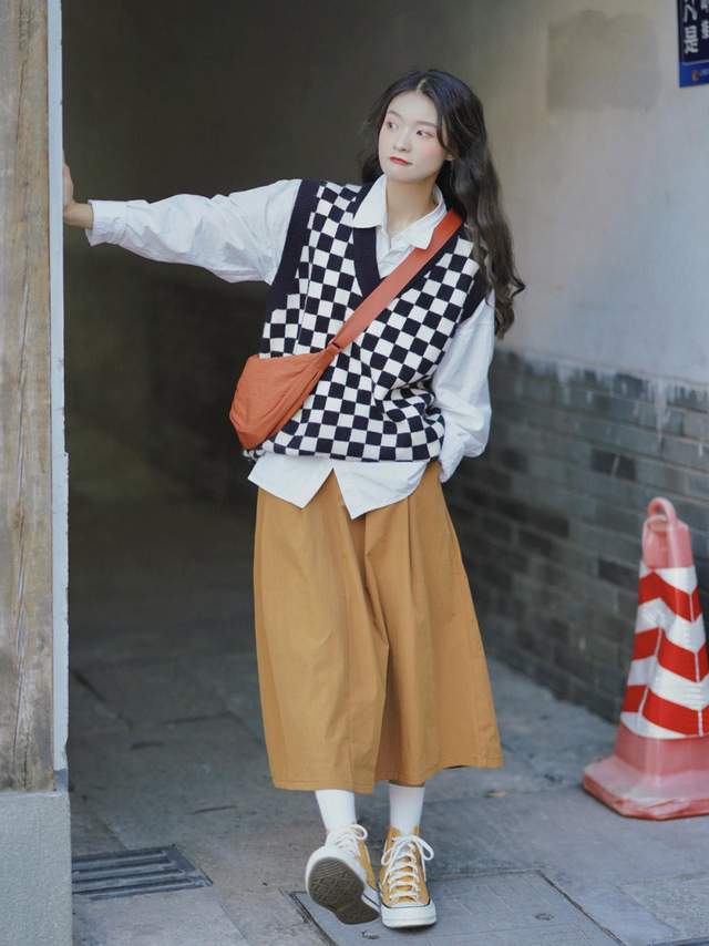 毛衣|适合20岁左右的女生穿，衬衫搭配半身裙，穿起来简约又有层次感