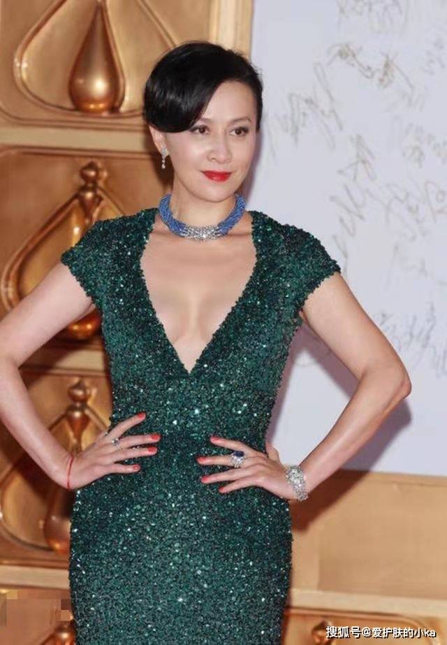 一身|一线明星气势就是足，刘嘉玲一身亮片裙气场十足，55岁保养得真好