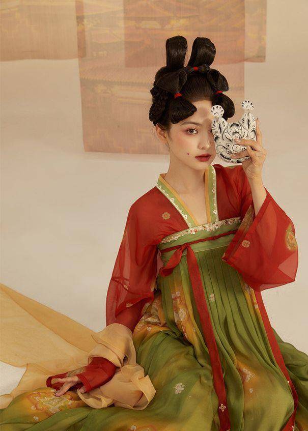 什么|别再误解“红配绿”了！瞧瞧“唐宫夜宴”联名款汉服，古典又惊艳
