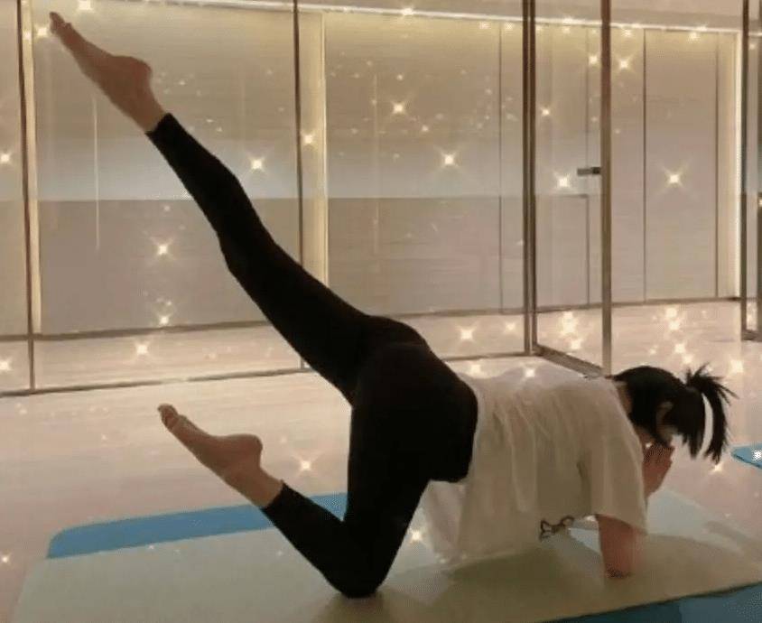 自律|32岁奚梦瑶在家养胎，日常不忘做瑜伽，自律运动的背后满是无奈