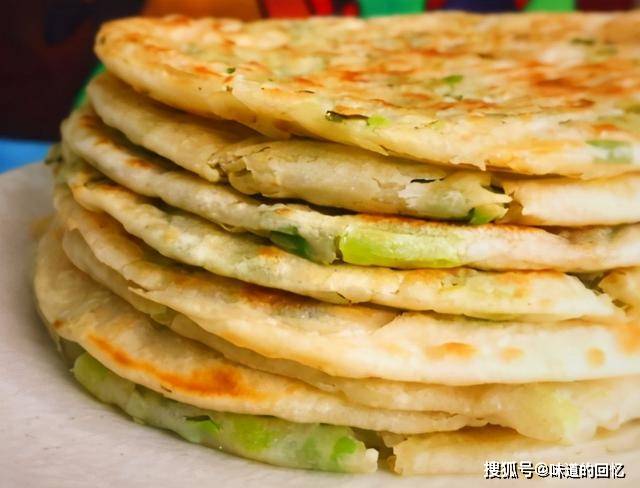 葱花烙饼怎样做才好吃 有人开水烫面有人用发面 教你正确做法 面团