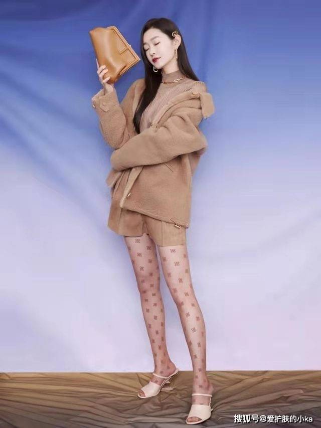 大地|大地色真是秋天yyds,宋轶一身大地色高级又甜美,不止显白还显瘦