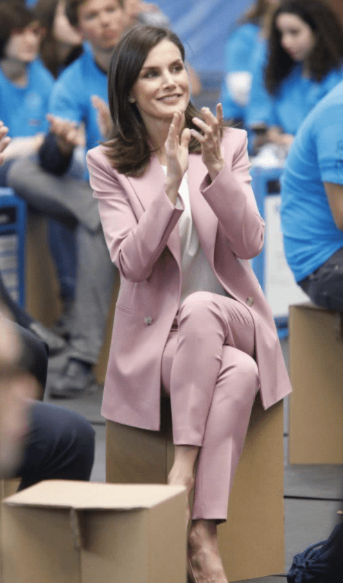 颜色|50岁穿衣高级比时髦更重要,学西班牙王后这样穿,优雅的不动声色