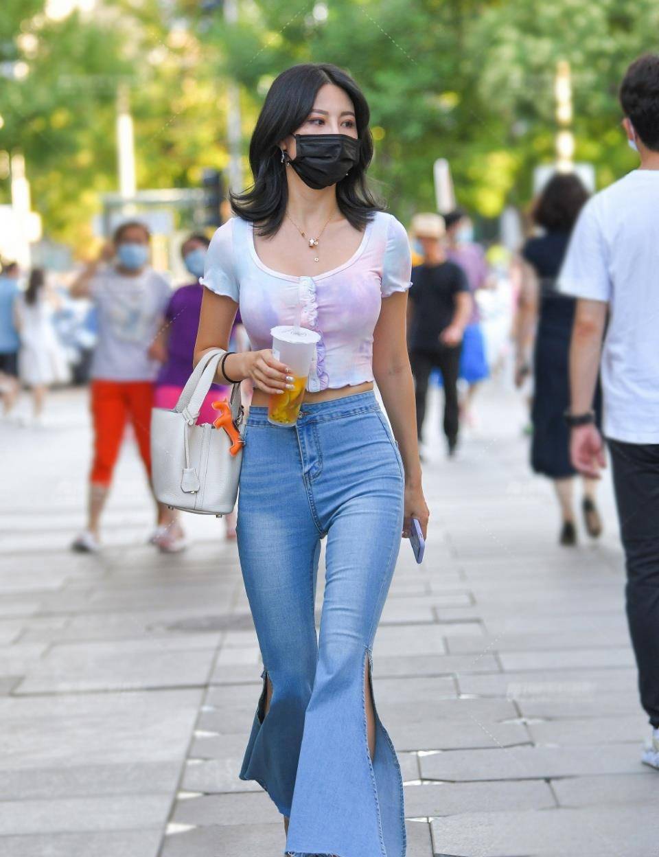 个性|女生的洋气穿搭，开口喇叭裤配短袖衫，穿出夏季潮流的美