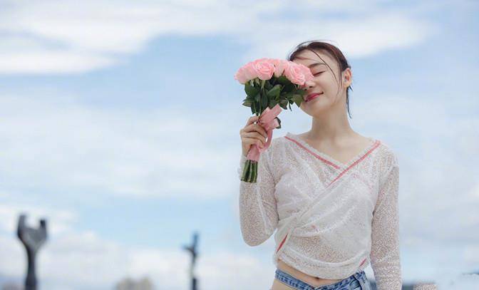 斑马线|袁姗姗深夜压马路,浓妆艳抹穿露脐装走斑马线,身材火辣就是不红