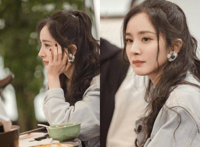 中性|“少女感”给杨幂太多自信，紧身牛仔裙都敢穿，但过膝长靴最抢镜