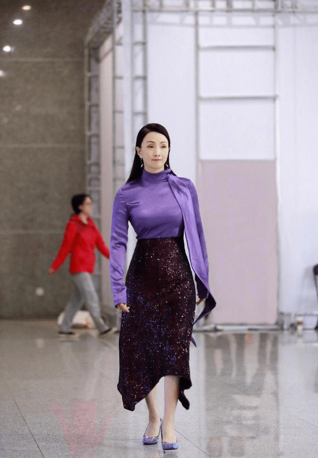 身材|陶虹人到中年好会穿，衬衫配百褶裙好优雅，但丝袜配凉鞋看不懂