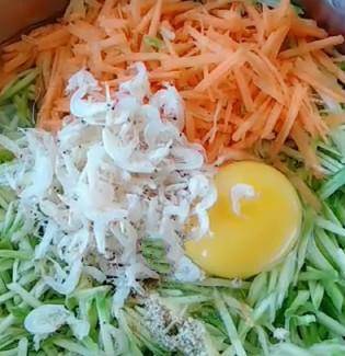 苏打饼干|西葫芦早餐鸡蛋饼好吃营养，推荐给大家
