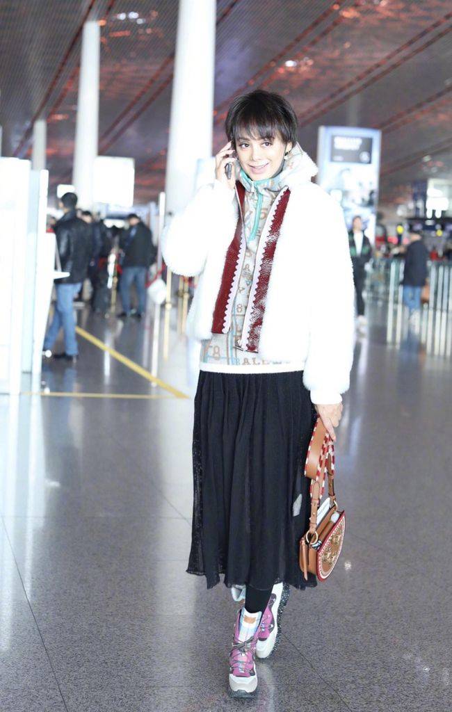 黑色|宁静登西安城墙，毛绒大衣很有女人味