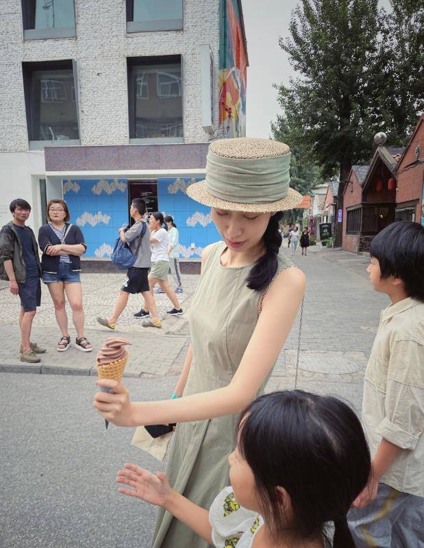 气质高雅|黄觉看女人眼光真准，麦子穿纯色裙带娃逛展，气质高雅神似梅艳芳
