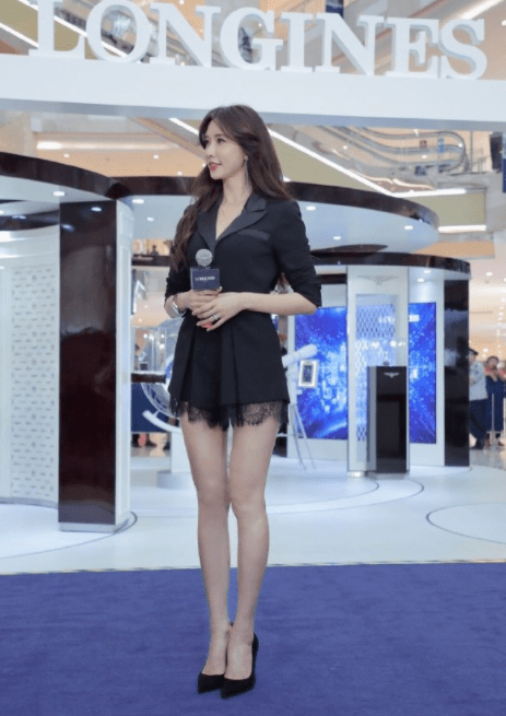 黑色|日本媳妇林志玲真会穿,穿黑色连衣裙高挑时髦,端庄优雅真有气质