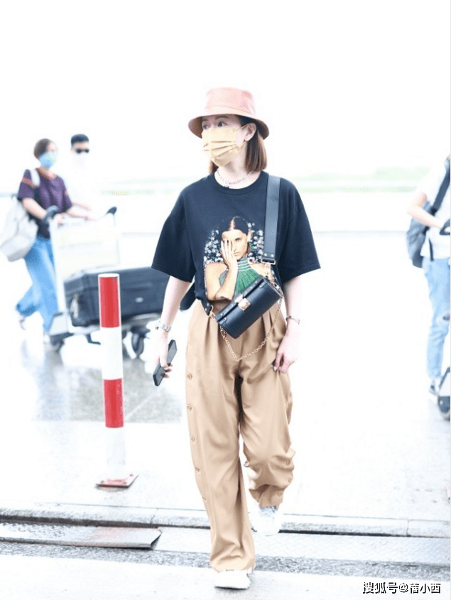 亮点|佘诗曼气质在根本不用扮嫩，穿T恤配阔腿裤走机场，哪像75年的？