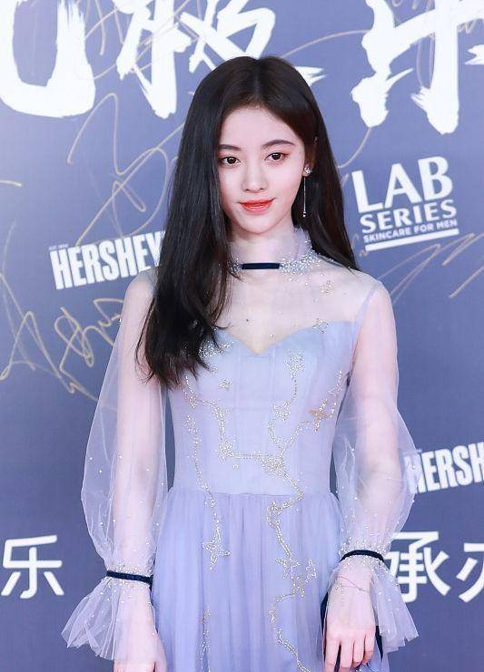 进行|美女就是养眼，金莎鞠婧祎站一起，一个圆润一个瘦，穿裙子都好美