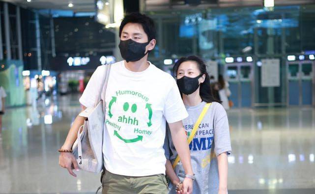 感觉|王彦霖妻子仍然清纯似校花，宽大T恤配牛仔裤，纤细感还挺明显的