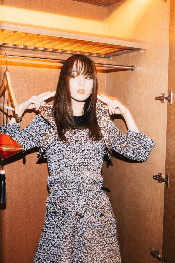 一身|迪丽热巴尝试长直发，手持几万块“陀螺”，穿一身镶宝石太高调